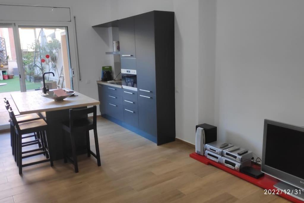Precioso Apartamento Con Magnifico Patio. Sant Feliu de Llobregat Bagian luar foto