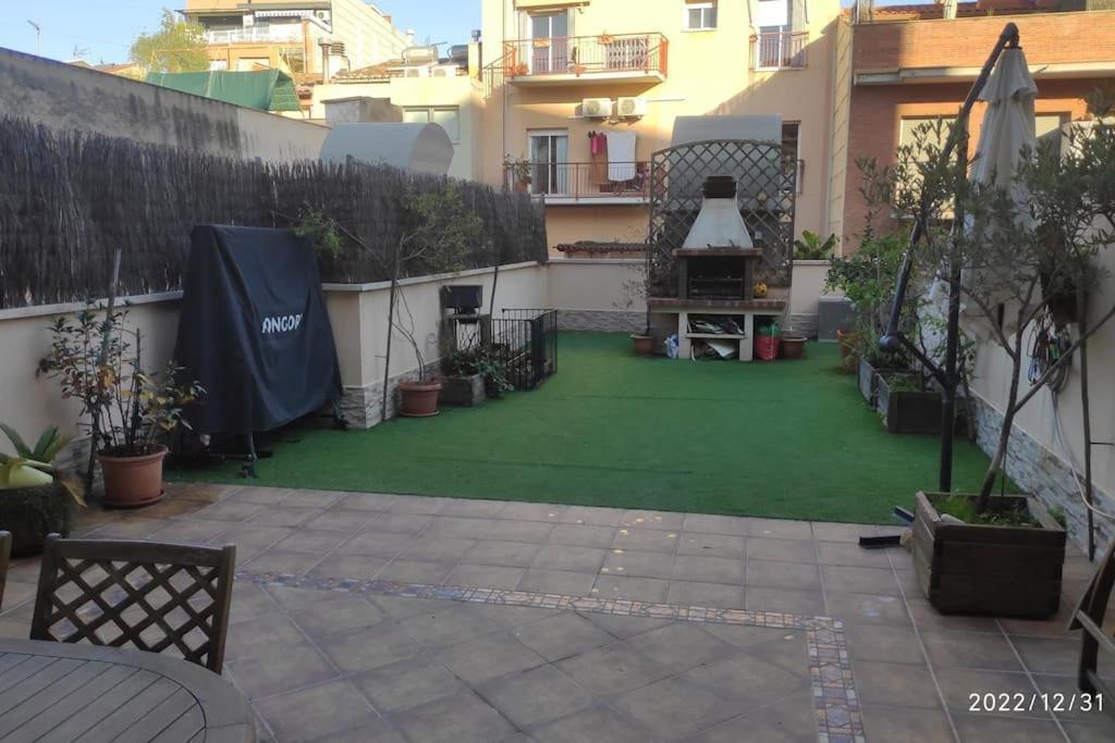 Precioso Apartamento Con Magnifico Patio. Sant Feliu de Llobregat Bagian luar foto